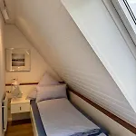 Lüttje Ginsterhuus - Südwind Apartamento